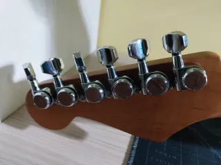 Chitarra elettricaca assemblata