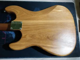 Chitarra elettricaca assemblata