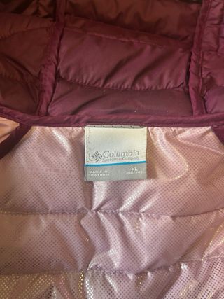 Abrigo Columbia acolchado rosa y burdeos