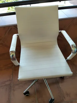 Silla de escritorio blanca, buen estado