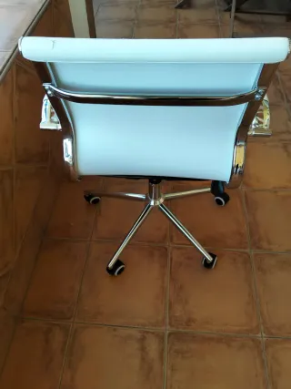 Silla de escritorio blanca, buen estado
