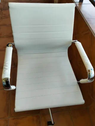 Silla de escritorio blanca, buen estado