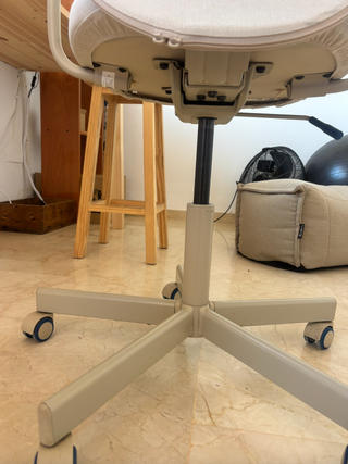 Silla de oficina IKEA beige con reposabrazos