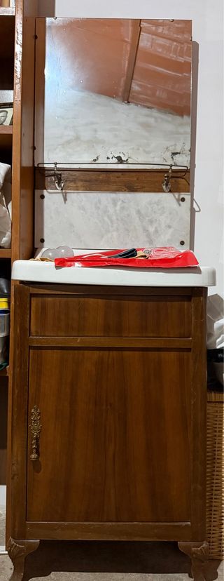 Lavabo antiguo de madera y mármol