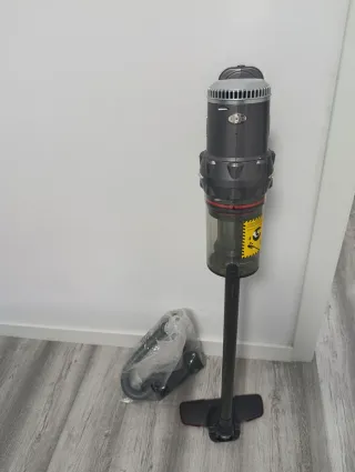 Aspiradora escoba gris y negra