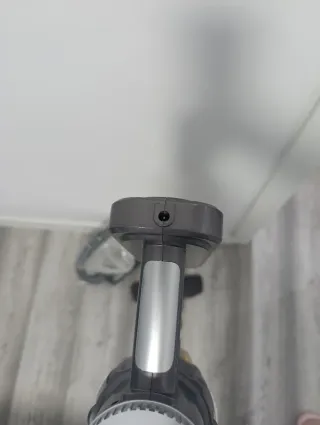 Aspiradora escoba gris y negra