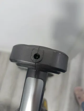 Aspiradora escoba gris y negra