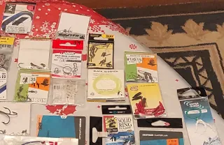 Restos de accesorios de Pesca y caja de trasporte