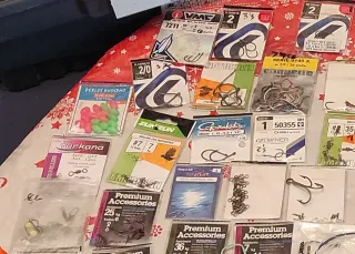 Restos de accesorios de Pesca y caja de trasporte