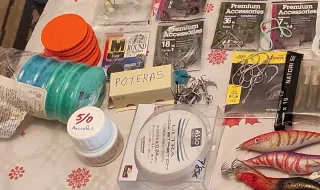 Restos de accesorios de Pesca y caja de trasporte