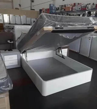 Canapé a ribalta di grande capacità in legno di buona qualità, ideale per uno spazio extra a casa.