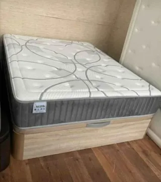 Canapé a ribalta di grande capacità in legno di buona qualità, ideale per uno spazio extra a casa.