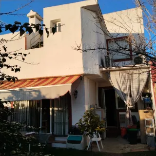 Casa adosada de esquina. Gines