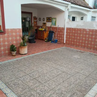 Casa adosada de esquina. Gines