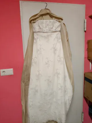 Vestido de Novia Blanco con Detalles Plateados