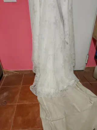 Vestido de Novia Blanco con Detalles Plateados