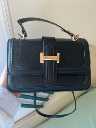 Bolso negro con textura