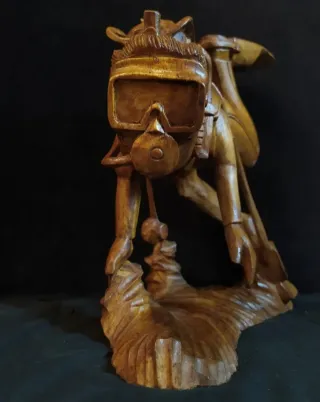 Statua subacqueo intagliata a mano in legno