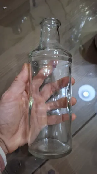 Surtido de jarrones de cerámica y cristal