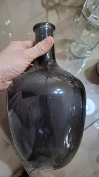 Surtido de jarrones de cerámica y cristal