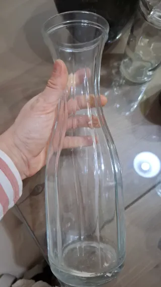 Surtido de jarrones de cerámica y cristal