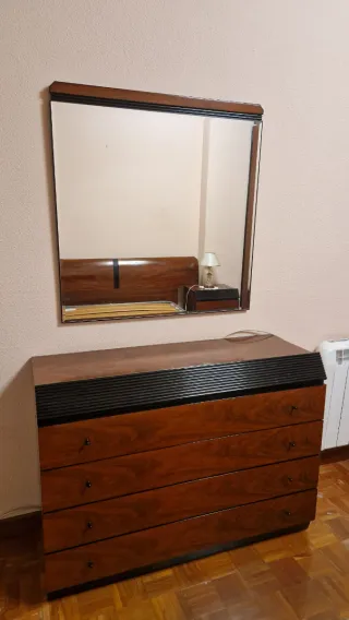 Cómoda y espejo de madera