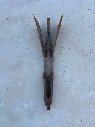 Ancla de barco antigua