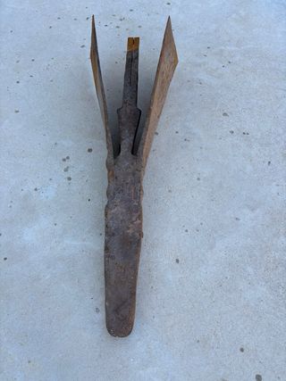 Ancla de barco antigua