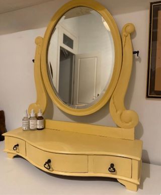 Tocador de mesa amarillo con espejo y cajoncitos