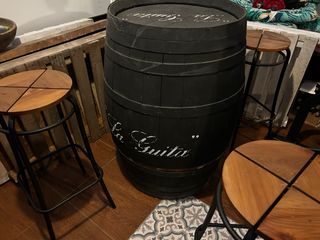 Barril decorativo y 4 taburetes