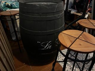 Barril decorativo y 4 taburetes