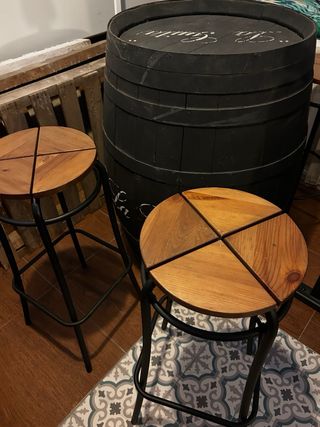 Barril decorativo y 4 taburetes