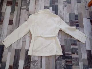 Cortavientos blanco con cinturón