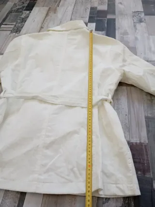 Cortavientos blanco con cinturón