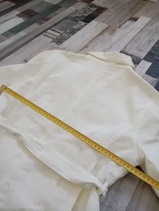 Cortavientos blanco con cinturón