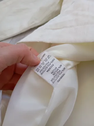 Cortavientos blanco con cinturón