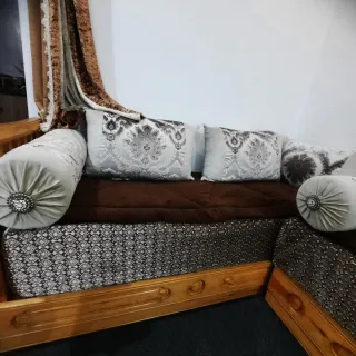 Sofá y mesa, todo de madera. Buena calida