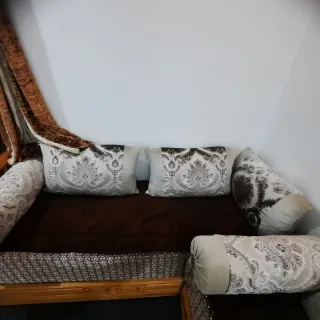 Sofá y mesa, todo de madera. Buena calida