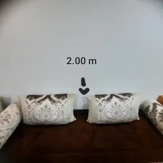 Sofá y mesa, todo de madera. Buena calida