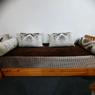 Sofá y mesa, todo de madera. Buena calida