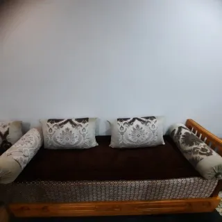 Sofá y mesa, todo de madera. Buena calida