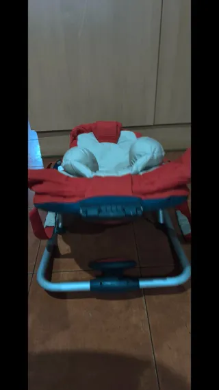 Silla mecedora de bebé.