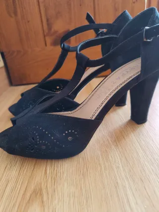 Zapatos negros de salón con tiras