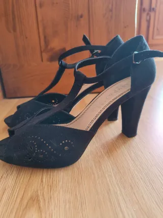 Zapatos negros de salón con tiras