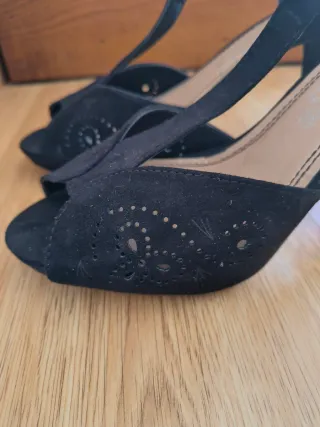 Zapatos negros de salón con tiras