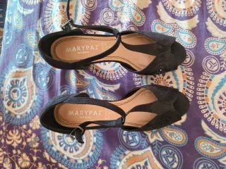 Zapatos negros de salón con tiras