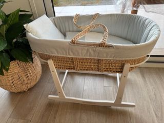 Moisés de mimbre con soporte y vestiduras