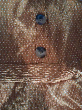 Mono amarillo de tirantes con lunares y botones