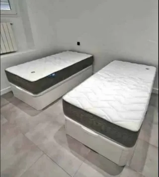 Canapé a ribalta di grande capacità in legno di buona qualità, ideale per uno spazio extra a casa.