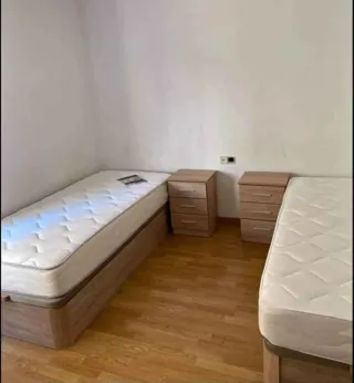 Canapé a ribalta di grande capacità in legno di buona qualità, ideale per uno spazio extra a casa.